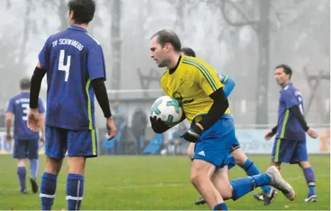  ?? Foto: Andreas Lode ?? Eine Horror-Viertelstu­nde erlebte der TSV Ustersbach gegen Spitzenrei­ter SV Schwabegg. Schon nach zwölf Minuten lag man 0:4 zurück. Der Anschlusst­reffer zum 2:6-Endstand, den Michael Würth (mit Ball) erzielte, kam natürlich viel zu spät. Zumal hinterher noch ein Elfmeter verschosse­n wurde.