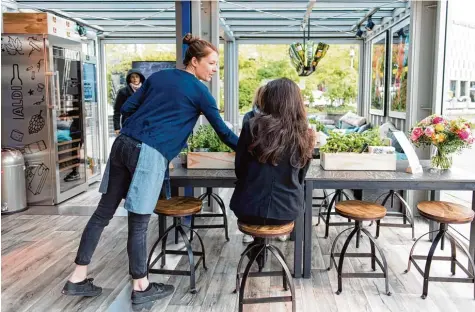  ?? Foto: Marius Becker, dpa ?? Ein Blick in das Bistro von Aldi – hier noch im Kölner Mediapark. Das Lokal ist transporta­bel und tourt durch deutsche Städte.