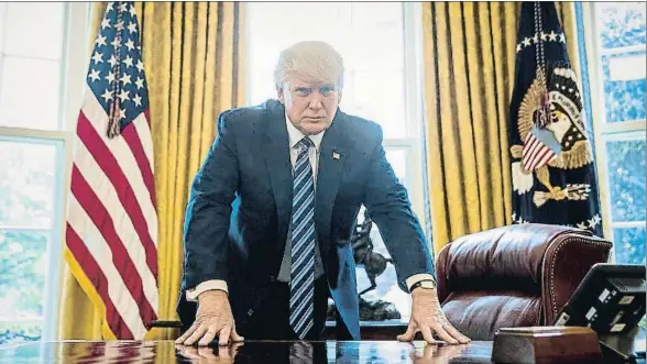  ?? ANDREW HARNIK / AP ?? El presidente Donald Trump posando para un retrato en el Despacho Oval el pasado viernes, con motivo de sus 100 días en el cargo