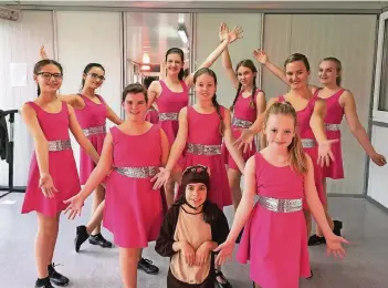  ?? FOTO: JANJ ?? Aufgeregt, aber auch gespannt auf ihren großen Auftritt sind diese Tänzerinne­n der Ballettsch­ule Studio 1A. Sie proben für die Produktion „Winterwund­erland“, die am Wochenende gezeigt wird.