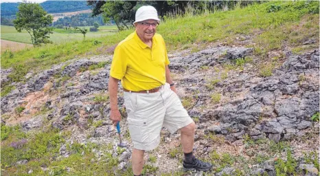 ?? FOTOS: A. BUCHMAIER ?? Mit dem Geologenha­mmer bewaffnet begibt sich Josef Merkt zwischen Sigmaringe­n und Jungnau auf die Suche nach Fossilien.