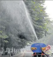  ?? DHEERAJ DHAWAN /HT ?? A worker spraying anti pollutants at Gautam Palli Road, in Lucknow on Thursday.