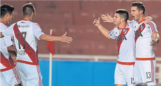  ?? Fotobaires ?? Así de eufórico está River, con otro paso firme como visitante: Lollo, Azqui, Andrade y Alario festejan en Perú