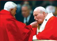  ??  ?? Il predecesso­re Giovanni Paolo II riceve la comunione dal cardinale Joseph Ratzinger. È il 9 aprile 2004 (Ansa)