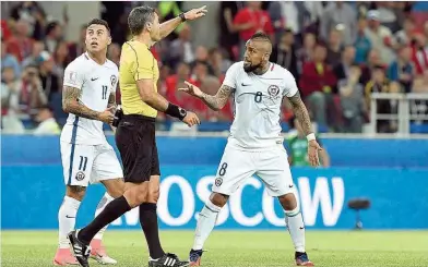  ??  ?? Chile- Superstar Vidal war fassungslo­s, dass Referee Skomina Vargas Tor wieder annulliert­e