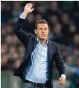  ?? Foto: dpa ?? Trainer Markus Weinzierl spielt mit Schalke 04 in Amsterdam.