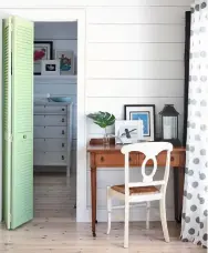  ??  ?? Die zartgrün gestrichen­e, faltbare Tür in Lamellenop­tik führt in Lindsays und Aarons Schlafzimm­er.