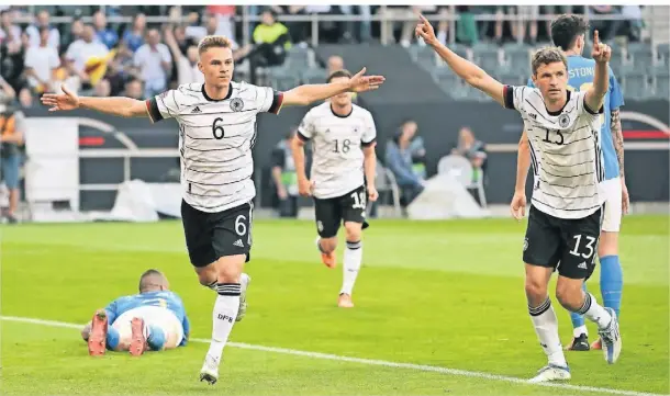  ?? FOTO: FEDERICO GAMBARINI/DPA ?? Joshua Kimmich (l.) und Thomas Müller jubeln über Kimmichs Treffer zur 1:0-Führung.