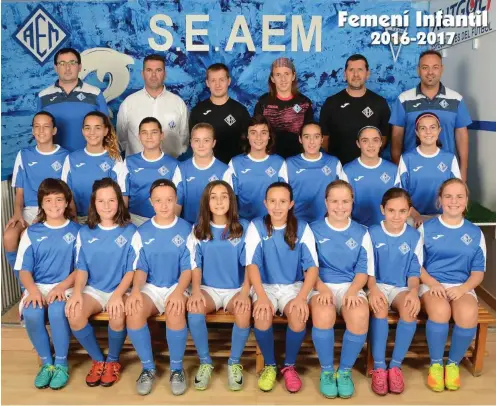  ?? Foto: AEM Lleida ?? Die Meisterinn­en der Jungenliga vom Fußballklu­b AEM Lleida