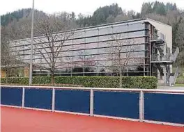  ?? Foto: Volker Bingenheim­er ?? Die Schwimmhal­le soll rechts an das bestehende Schulgebäu­de angebaut werden.