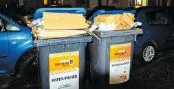  ?? Foto: Bernd Diekjobst/dpa ?? Man kennt es: volle Tonnen. Oft landet Papier dann im Restmüll.