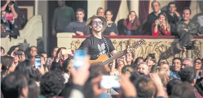  ??  ?? En medio de la faena, el músico se pasea por los pasillos para el deleite de sus fans