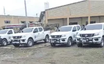  ??  ?? Parte de las camionetas adquiridas en mayo pasado por la Gobernació­n de Boquerón. Dos ya están averiadas.