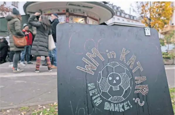  ?? FOTO: BORIS ROESSLER/DPA ?? Protest gegen die Fußball-WM in Katar an einem Kiosk in Frankfurt.