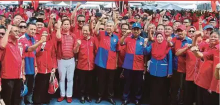  ?? ROSMAH TUAH
PIC BY MALAI ?? Deputy Prime Minister Datuk Seri Dr Ahmad Zahid Hamidi, Sabah Chief Minister Datuk Seri Musa Aman (centre, blue cap) and Barisan Nasional leaders with the people of Beaufort yesterday.