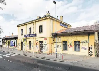  ?? Foto: Yan Renelt, MAFRA ?? Dosud chátrá Opuštěná nádražní budova v Bubenči se může stát do konce roku 2019 oblíbeným místem pro setkávání Pražanů. Nová kavárna má mít venkovní posezení na bývalém nástupišti.