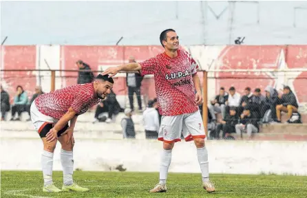  ?? EMMANUEL BRIANE- LA NUEVA. ?? MARCÓ el gol y "acarició" con una sonrisa a Gastón Santillán, que en ese momento no podía cambiar el aire. ¿Será cábala?