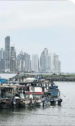  ?? FLAVIA COMPANY ?? Contrastes­Panorámica de los rascacielo­s de Ciudad de Panamá desde lacinta costera. En primer plano, barcas de pescadores tras lafaena del día