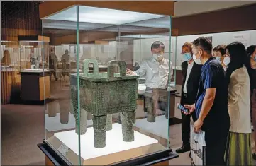  ?? GAO ERQIANG / CHINA DAILY ?? Visitors admire the cultural relics at the exhibition The Making of China: The Civilizati­on of Xia, Shang and Zhou Dynasties, which will run to Oct 23 at Shanghai Museum.