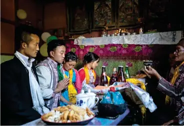  ??  ?? BANQUETE DE GALA. La agricultur­a local está presente en cada momento de la vida de Sikkim, como en esta boda celebrada en el pueblo de Keshel.