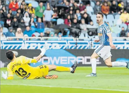  ?? FOTO: UNCITI ?? Sergio Canales bate a Champagne, portero del Leganés, en la acción que supuso el 2-0 el pasado sábado en Anoeta