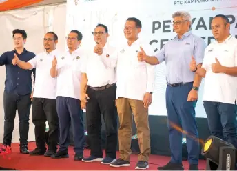  ?? ?? Julaihi (third right) and Sudarnoto (second right) join the other VIPs in a group photo a er the launch of the highspeed internet service at the RTC in Sampat, Sebangan.