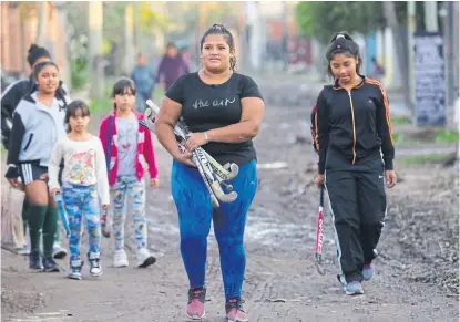 ?? Fabián marelli ?? camila camina por las calles del Barrio lamadrid, en lomas de Zamora