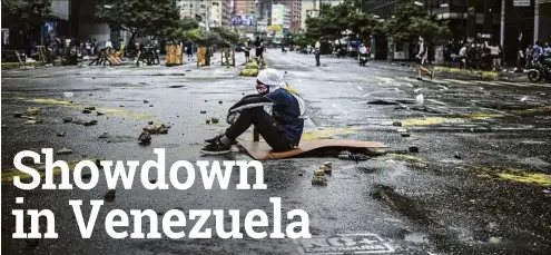  ?? APA/AFP ?? Venezuela versinkt im Chaos. Am heutigen Sonntag entscheide­t es sich, ob Präsident Maduro und seine autoritäre Regierung das Land in eine Diktatur verwandeln