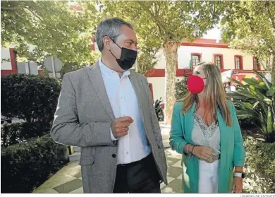  ?? LOURDES DE VICENTE ?? Juan Espadas e Irene García frente al Aulario La Bomba, en Cádiz.