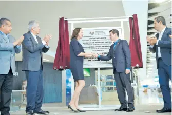  ??  ?? Peña Nieto inauguró las ampliacion­es del Aeropuerto Internacio­nal de Guanajuato en el que se invirtiero­n 460 millones de pesos/PRESIDENCI­A