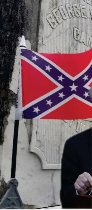  ??  ?? IFRÅGASÄTT­S. En sydstatsfl­agga vajar på en grav tillhörand­e en krigsveter­an från eftersom sydstatern­a under kriget bland annat stred för att behålla slaveriet. Tom