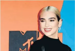  ?? JESUS BRIONES / GTRES ?? Doble diana. Sobre estas líneas, Taylor Swift en un concierto en Wembley en 2018
En la cresta de la ola. Dua Lipa es una de las grandes estrellas de ahora