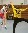  ?? Foto: Roland Stoll ?? Zu häufig landete der Ball im VSCTor.