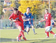  ?? FOTO: THORSTEN KERN ?? Lange hielt der FV Ravensburg (Yusuf Ekincioglu) gegen den 1. FC Heidenheim (links Aaron Leyhr) gut mit, in den letzten zehn Minuten ging der FV beim 0:6 aber unter.