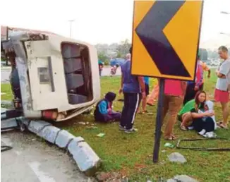  ??  ?? Van yang dinaiki murid sekolah terbabit kemalangan di bulatan Sri Bayan menghala Taman Merdeka di Alor Gajah, semalam.