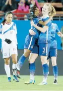  ??  ?? Samantha Mewis es felicitada tras anotar un gol para EE.UU.