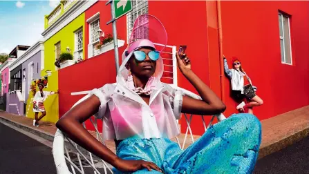  ??  ?? Sony A7RIII | 24mm (Canon 24-70mm) | ISO100 | f/6,3 | 1/250s
Farbexplos­ion Szene in Kapstadt (Bo-Kaap-Viertel) im Stil einer modernen FashionPro­duktion – ein bewusst herbeigefü­hrter Gegensatz zu anderen, eher erdigen Motiven des Afrika-Kalenders.
