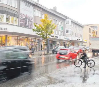  ?? ARCHIVFOTO: CZILWA ?? Die Diskussion, wie die Laster aus der Stadt herausgeha­lten werden können, führt der Rat bereits seit Jahren. 2016 hatte CDU-Stadtrat Wolfgang Schoch ein gesamtstäd­tisches Konzept dafür gefordert.