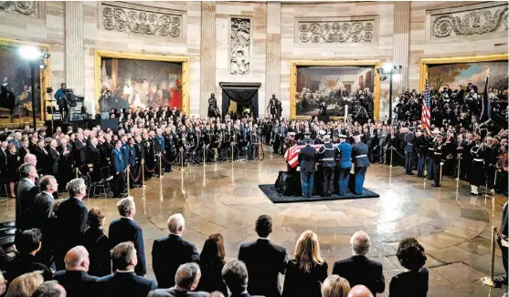  ?? EFE ?? El ataúd descansará hasta el miércoles sobre el Catafalco de Lincoln en la capilla ardiente del Capitolio.