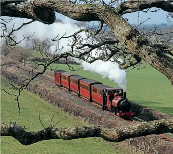  ?? BARBARA FULLER ?? No.1 Talyllyn works upgrade towards Brynglas with the vintage train on March 17, 2015.