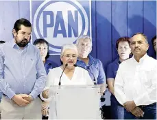  ??  ?? Reclamo. Representa­ntes del PAN rechazan los resultados que dan la victoria al abanderado tricolor para la Alcaldía de Saltillo.