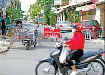  ?? HENG CHIVOAN ?? Street 113 in Phnom Penh’s Prampi Makara district, during Covid lockdowns in August 2021.