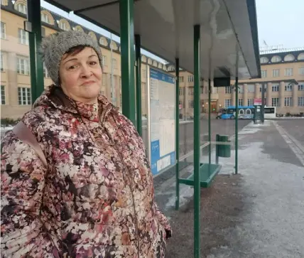  ?? FOTO: JENNY BÄCK ?? ■
Felicia Ungureano väntade hoppfullt på bussen på onsdagsmor­gonen för att ta sig hem efter sitt nattskift.