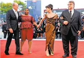  ??  ?? Junto a los protagonis­tas Richard Jenkins y Octavia Spencer.