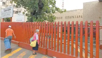  ??  ?? Megan fue llevada al Hospital Pediátrico de Iztapalapa, pero no fue atendida. EL UNIVERSAL visitó este centro para conocer los pormenores de los hechos, pero policías solicitaro­n un oficio para revelar los datos.