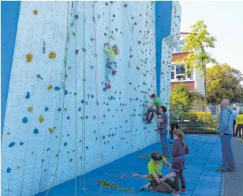  ?? FOTO: SSV ?? Die Wand ruft: Auch Klettern können die Grundschül­er ausprobier­en. Und wer diese Wand bezwingt, für den sind Bäume im heimischen Garten überhaupt kein Problem mehr.