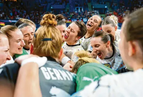  ?? ?? Riesiger Jubel bei den deutschen Handballer­innen: Sie haben sich für die Sommerspie­le in Paris qualifizie­rt. Foto: Marco Wolf, dpa