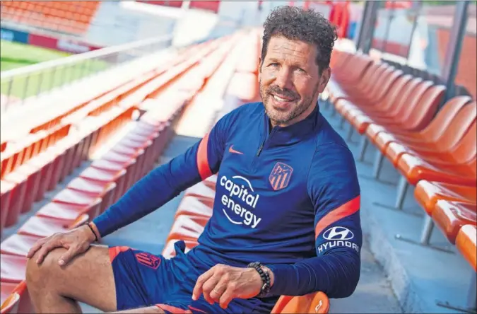  ??  ?? Simeone se acomoda en un asiento del campo 1 del Cerro del Espino, lugar habitual de los entrenamie­ntos de su equipo y donde vive la segunda semana de la pretempora­da.