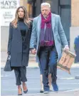 ?? FOTO: TAYFUN SALCI/IMAGO ?? Der ehemalige Tennisstar Boris Becker und seine Partnerin Lilian de Carvalho Monteiro auf dem Weg zum Gericht.