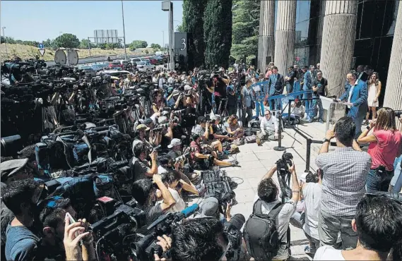  ?? FOTO: EFE ?? Iñaki Torres, responsabl­e de la empresa que lleva la comunicaci­ón de Gestifute, se encargó de anunciar la ‘huida’ de Cristiano y fue abucheado por la multitud de medios presentes